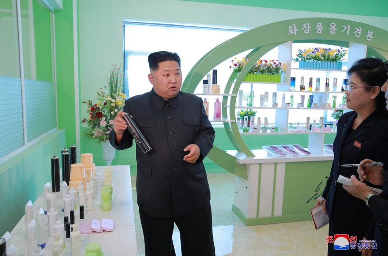 © Reuters. North Korean leader Kim Jong Un and wife Ri Sol Ju visit a cosmetics factory in this undated photo released by North Korea's Korean Central News Agency (KCNA) in Pyongyang