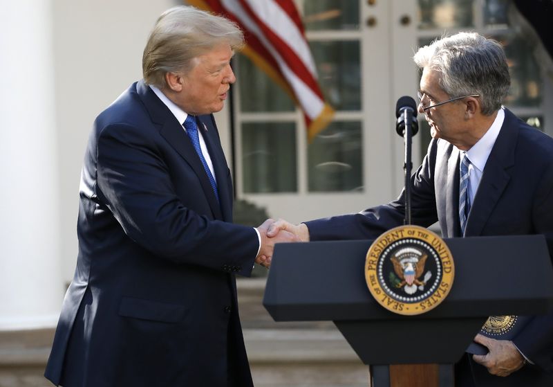 © Reuters. U.S. President Donald Trump shakes hands with Jerome Powell, his nominee to become chairman of the U.S. Federal Reserve at the White House in Washington