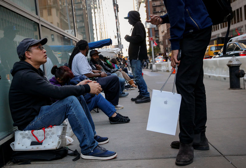 © Reuters. Customers wait in line for the new iPhone X outside an Apple store in New York City