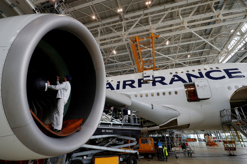 © Reuters. FILE PHOTO: An employee works on an Airbus A380 plane inside the Air France KLM maintenance hangar at the Charles de Gaulle International Airport in Roissy