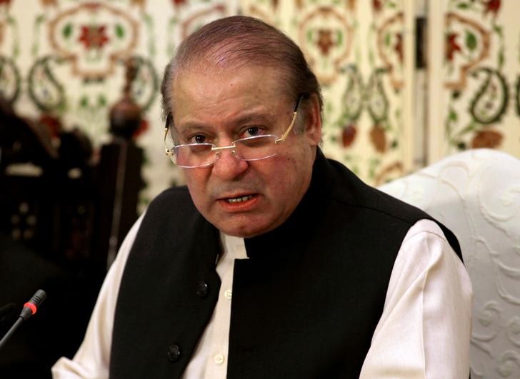 © Reuters. رئيس وزراء باكستان المعزول يمثل أمام محكمة في قضية فساد