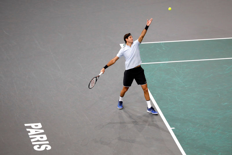 © Reuters. Foto del jueves del tenista argentino Juan Martin del Potro en su partido de tercera ronda en el Masters de París ante el holandés Robin Haase