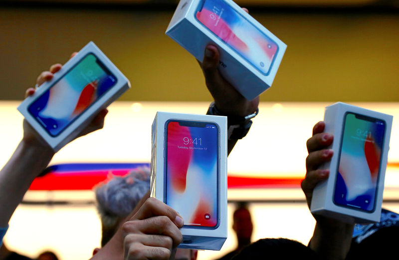 © Reuters. Apple espera fuertes ventas en Navidad y un lanzamiento sin problemas del iPhone X