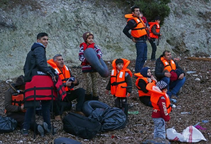© Reuters. غرق امرأة وإنقاذ عشرات المهاجرين قبالة سواحل اليونان