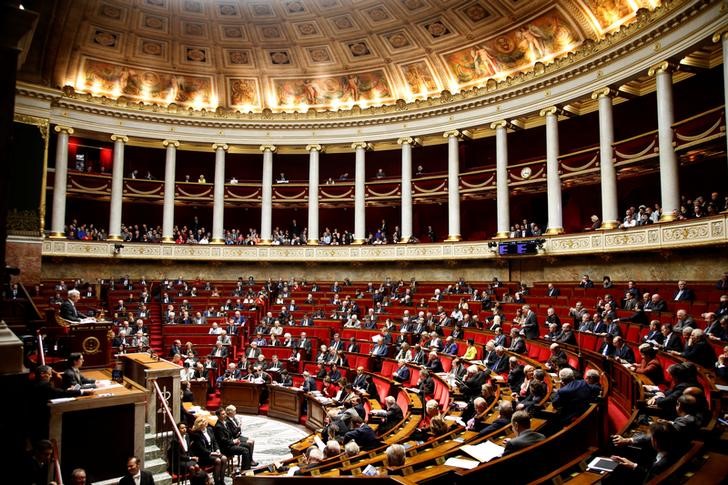 © Reuters. LES DÉPUTÉS VOTENT L'ÉTALEMENT LA BAISSE DES APL