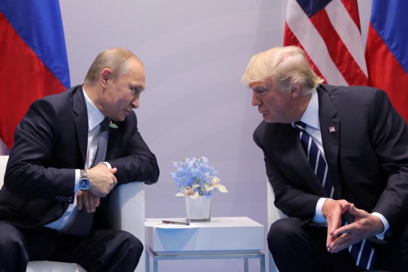 © Reuters. Presidente russo, Vladimir Putin, e presidente dos Estados Unidos, Donald Trump, durante encontro bilateral em Hamburgo, Alemanha