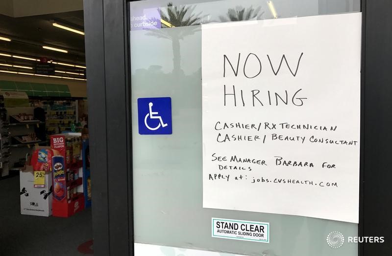 © Reuters. Cartaz anuncia vagas de emprego abertas em farmácia na Califórnia, Estados Unidos