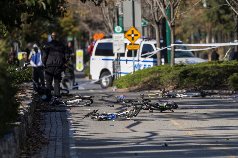 © Reuters. Destroços de bicicletas são vistos após ataque em ciclovia em Nova York, Estados Unidos