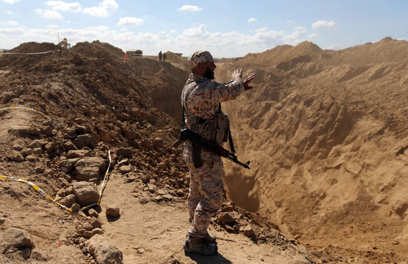 © Reuters. Membro das forças de segurança palestinas busca por militantes depois que Israel explodiu um túnel fronteiriço, na Faixa de Gaza