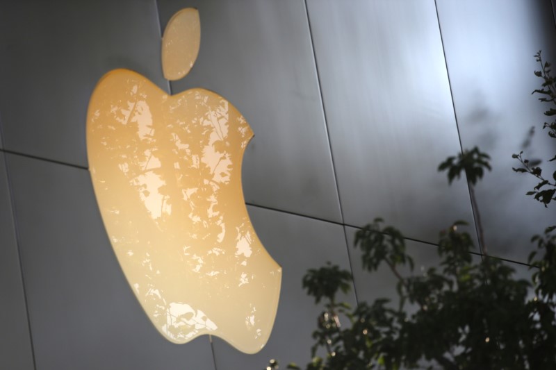 © Reuters. The Apple Inc. store is seen on the day of the new iPhone 7 smartphone launch in Los Angeles