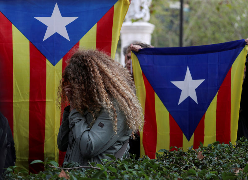 © Reuters. Partidários do governo destituído da Catalunha se manifestam do lado de fora da Suprema Corte da Espanha, em Madri