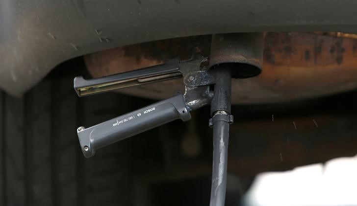 © Reuters. Exhaust emissions are measured in a diesel-engined car in Eichenau