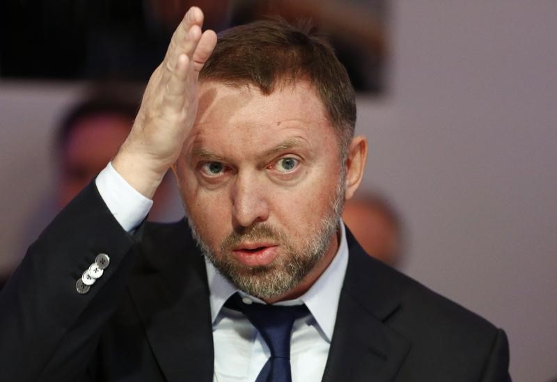 © Reuters. Russian tycoon and President of RUSAL Deripaska gestures during the Regions in Transformation: Eurasia