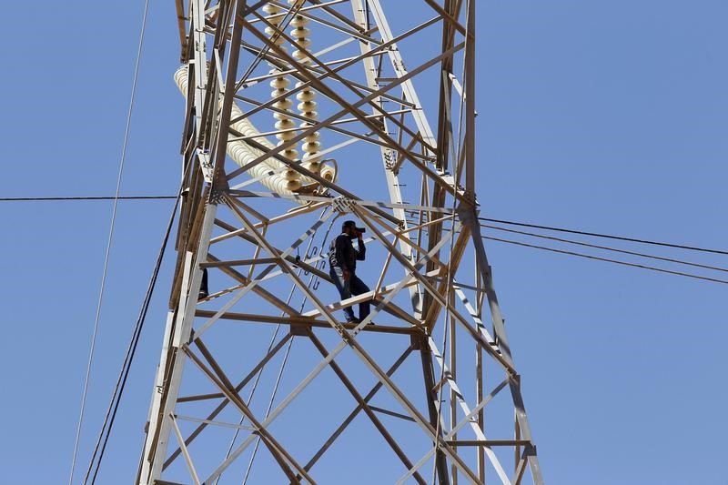 © Reuters. مسؤول: اختطاف 4 أجانب يعملون في محطة للكهرباء في ليبيا