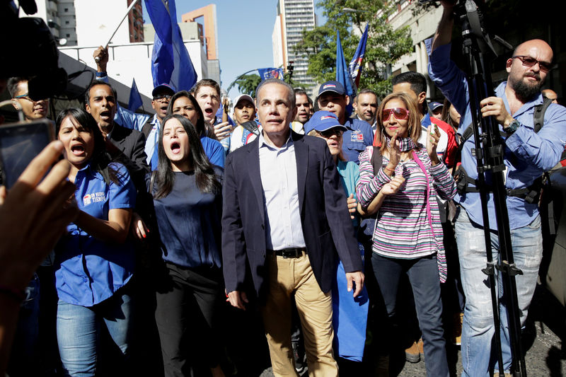 © Reuters. FILE PHOTO: Former Venezuelan presidential candidate Manuel Rosales walks next to supporters after being released outside the courthouse in Caracas