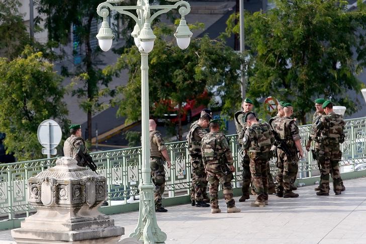 © Reuters. MISE EN EXAMEN D'UN FRÈRE DU TUEUR DE LA GARE SAINT-CHARLES