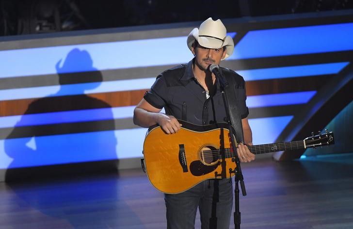 © Reuters. Cantor Brad Paisley se apresenta em show