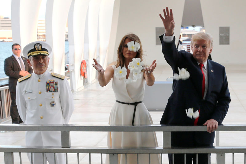 © Reuters. Trump visits Hawaii before beginning a nine-day visit to Asia