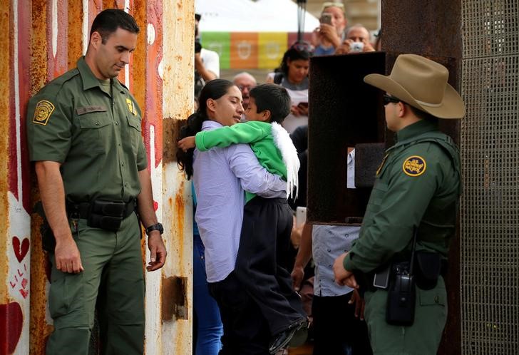 © Reuters. الحكومة الأمريكية تفرج عن طفلة مكسيكية مصابة بالشلل الدماغي