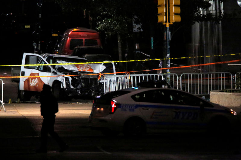 © Reuters. عداؤون في ماراثون نيويورك لن يثنيهم هجوم دموي بشاحنة عن المشاركة