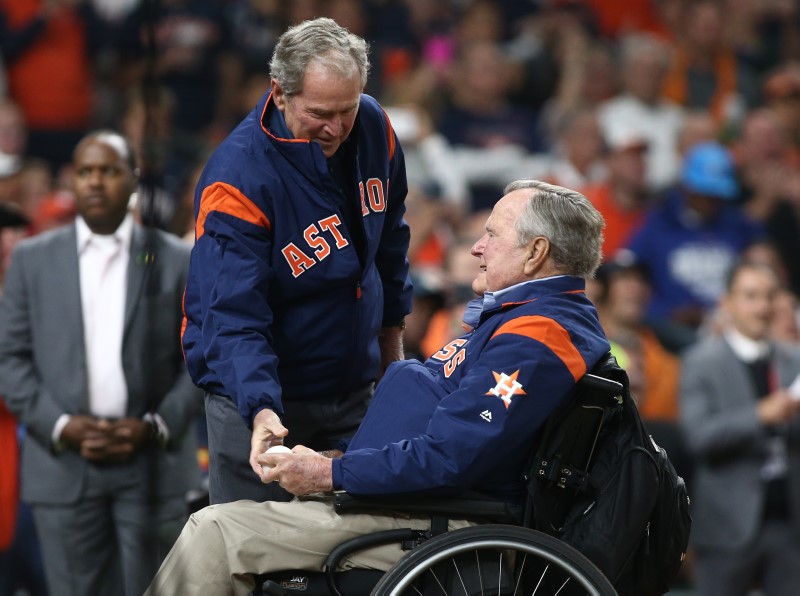 © Reuters. مؤلف كتاب جديد: بوش الأب والابن لم يصوتا لترامب