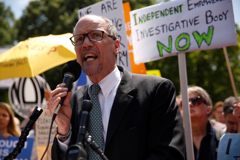 © Reuters. Perez rallies with protesters against Trump's firing of Comey, outside the White House in Washington