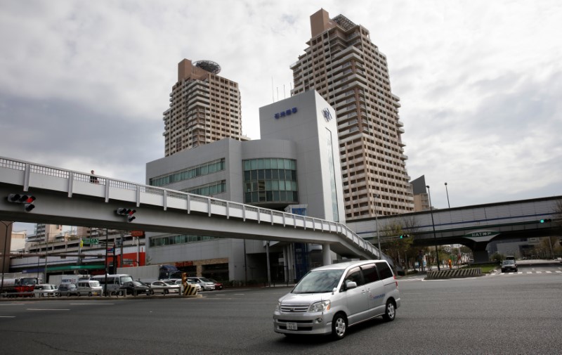© Reuters. A car drives through Kobe near the Kobe Steel headquarters in Kobe