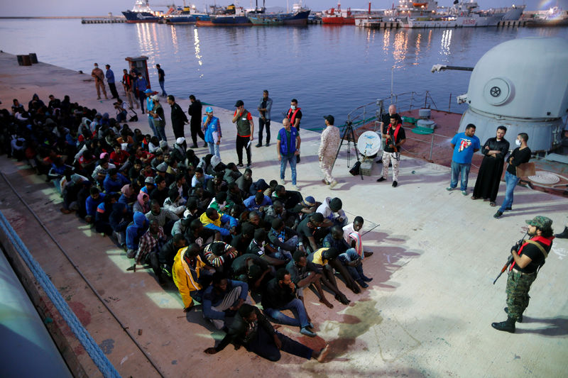 © Reuters. خفر السواحل الليبي يعترض زورقا مكدسا بالمهاجرين