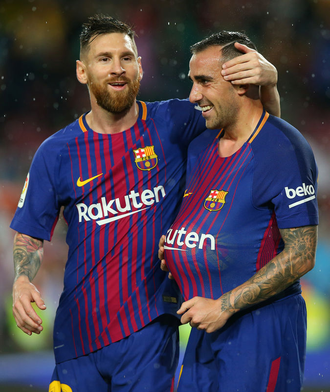 © Reuters. El delantero español Paco Alcácer celebra un gol para el Barcelona junto al astro argentino Lionel Messi en un partido contra el Sevilla