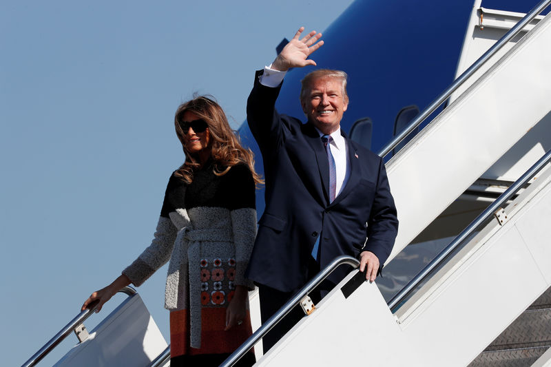 © Reuters. El presidente de EEUU, Donald Trump, y la primera dama Melania Traump, saludan tras arribar a la Base Aérea Yokota en Fusa, a las afueras de Tokio