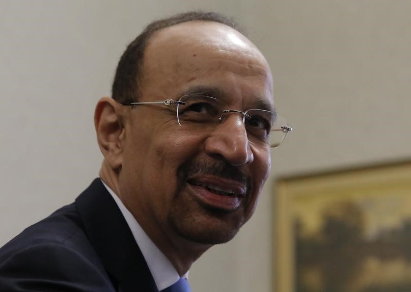 © Reuters. FILE PHOTO: Saudi Arabian Energy Minister al-Falih waits before a meeting with Russian Energy Minister Novak and OPEC Secretary General Barkindo in Moscow