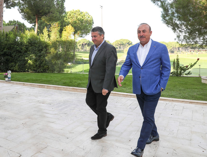 © Reuters. Turkish Foreign Minister Cavusoglu meets with his German counterpart Gabriel in Antalya