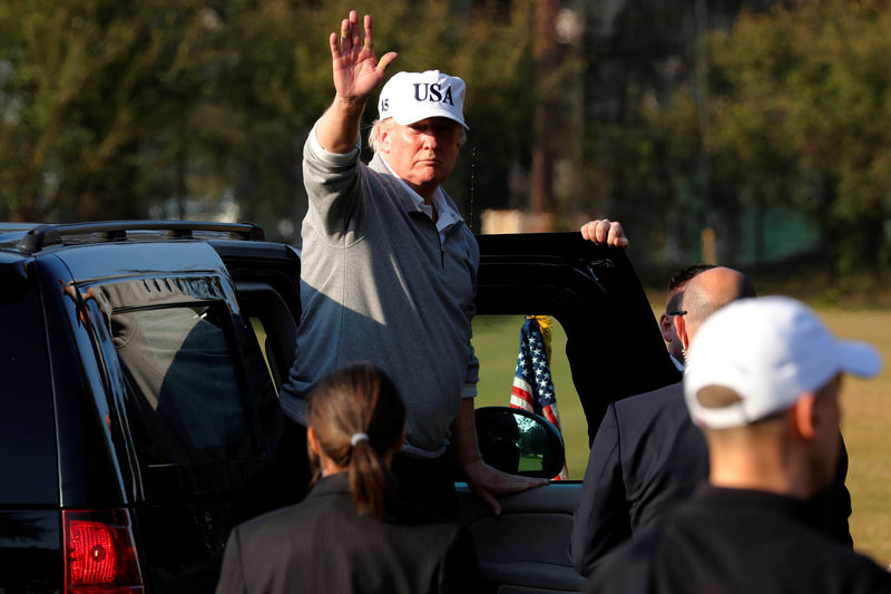 © Reuters. El presidente estadounidense, Donald Trump, saluda a los fotógrafos tras jugar una ronda de golf junto al primer ministro japonés, Shinzo Abe, en el club deportivo Kasumigaseki, al norte de Tokio