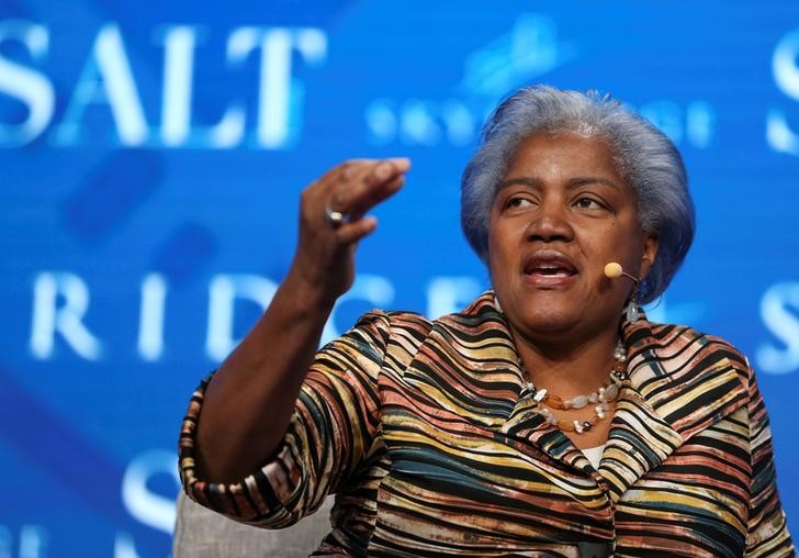 © Reuters. FILE PHOTO - Donna Brazile, former chair of the Democratic National Committee and political strategist, speaks during the SALT conference in Las Vegas