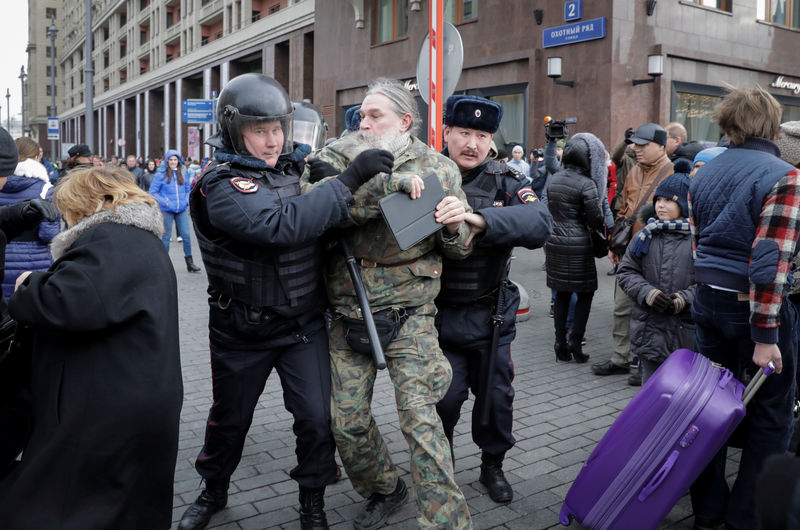 © Reuters. الشرطة تعتقل العشرات في موسكو وسط مخاوف من هجمات مناهضة للحكومة