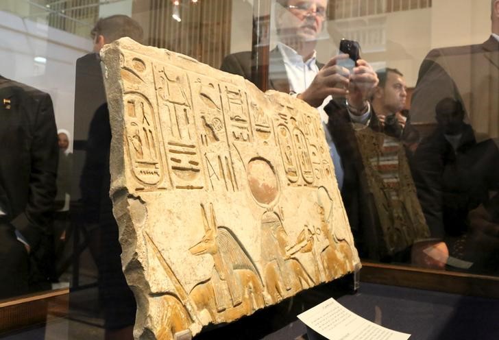© Reuters. حاكم إمارة الشارقة يعيد إلى مصر 354 قطعة أثرية مهربة