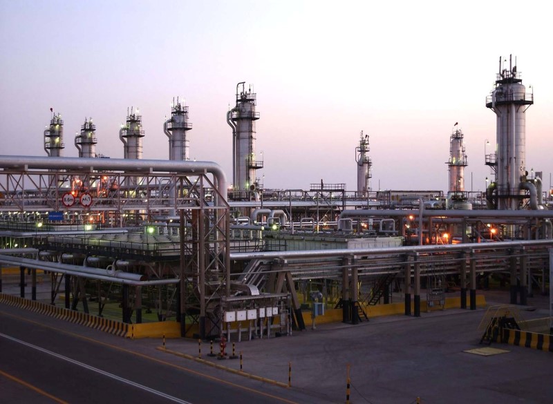 © Reuters. FILE PHOTO: View shows Saudi Aramco's Abqaiq oil facility in eastern Saudi Arabia in this undated handout photo