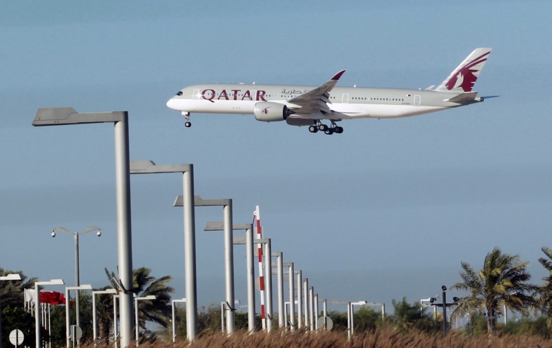 © Reuters. Qatar Airways plane is seen in Doha