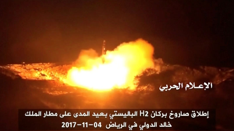 © Reuters. A still image taken from a video distributed by Yemen's pro-Houthi Al Masirah television station shows what it says was the launch by Houthi forces of a ballistic missile aimed at Riyadh's King Khaled Airport