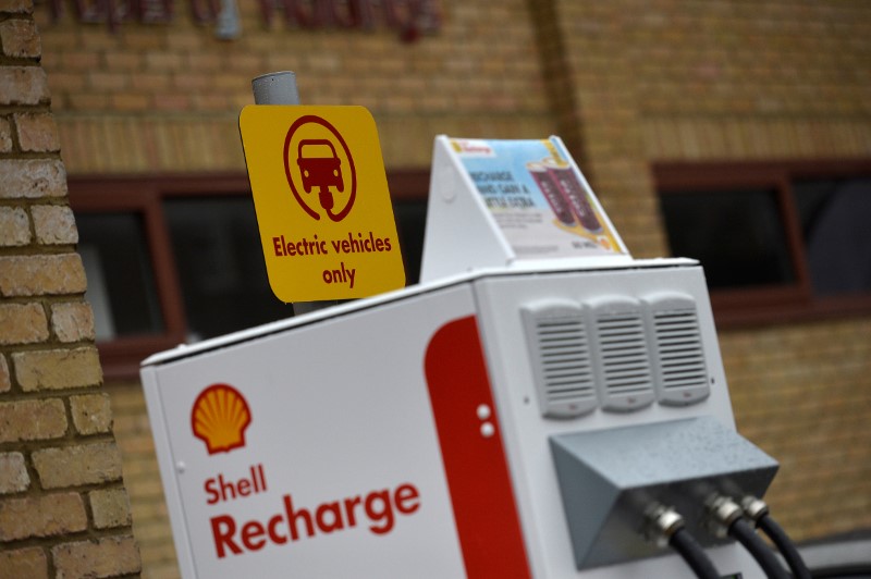 © Reuters. FILE PHOTO: Electric car charging points are seen at the Holloway Road Shell station where Shell is launching its first fast electric vehicle charging station in London