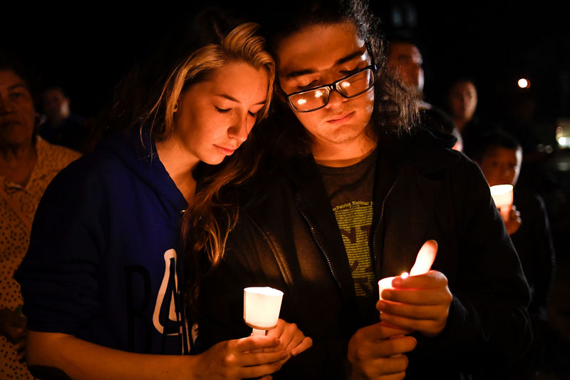 © Reuters. Moradores locais participam de vigília para vítimas de massacre em igreja em Sutherland Springs, no Texas