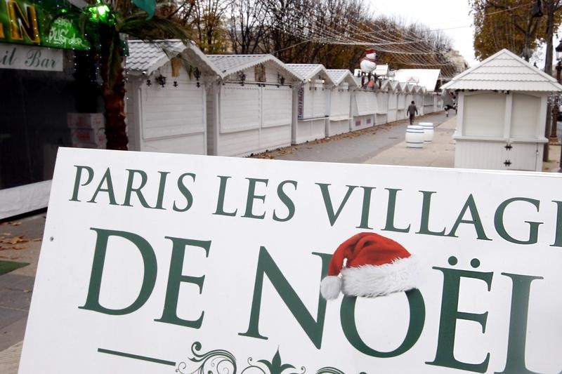 © Reuters. OPÉRATIONS ESCARGOT DE FORAINS AUTOUR DE PARIS