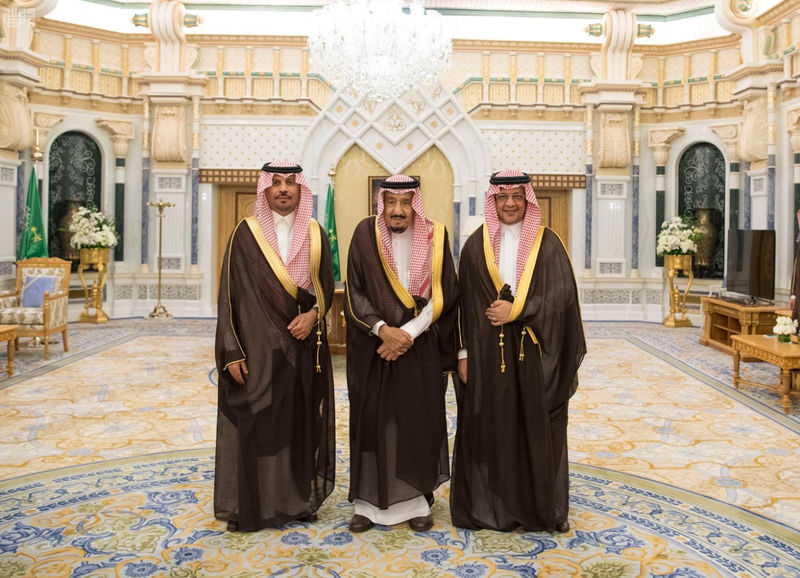 © Reuters. Saudi King Salman bin Abdulaziz Al Saud poses for a photo with National Guard Minister Khaled bin Ayyaf and Economy Minister Mohammed al-Tuwaijri during a swearing-in ceremony in Riyadh