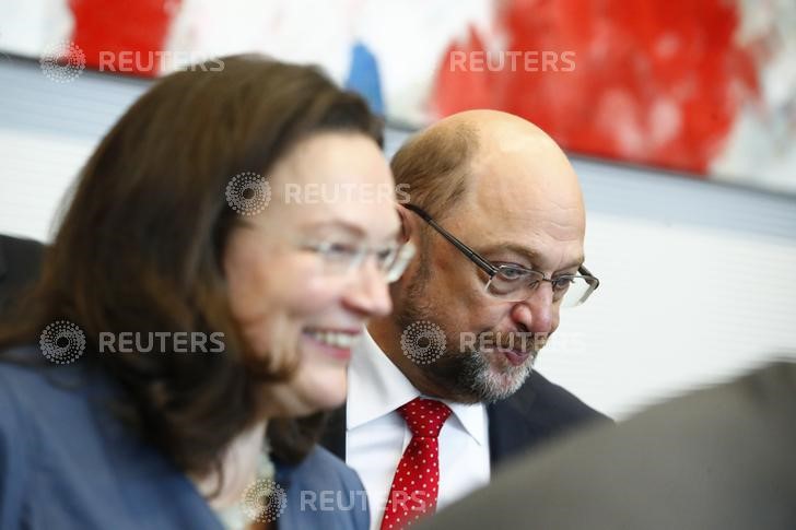 © Reuters. Social Democratic Party (SPD) leader Schulz party member Nahles attend first parliamentary meeting after general election in Berlin