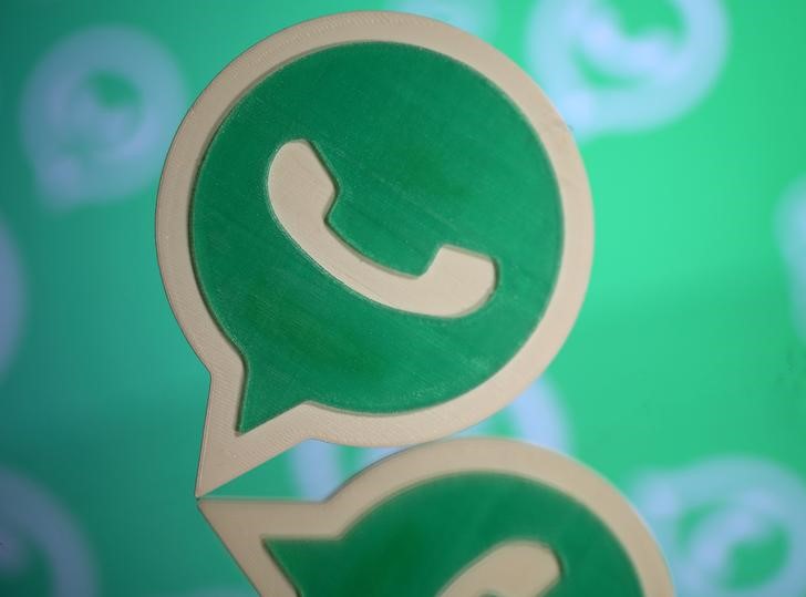 © Reuters. Logo do WhatsApp diante de projeção da marca da empresa em ilustração