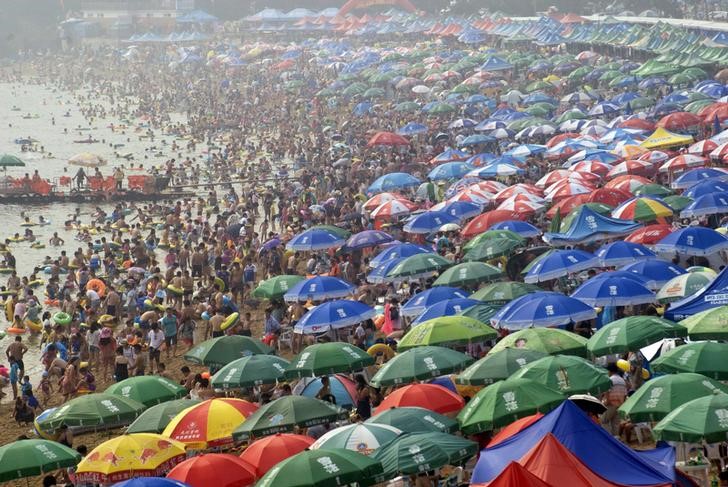 © Reuters. Praia lotada é vista em dia de calor em Dalian, na província de Liaoning, na China