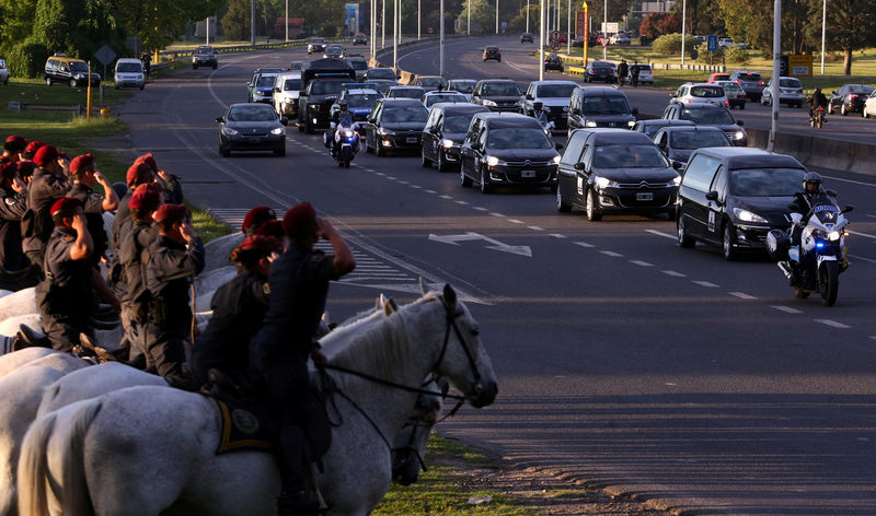 © Reuters. Caravana funerária dos cinco argentinos mortos em ataque em Nova York passa por saudação de policiais em Buenos Aires, na Argentina