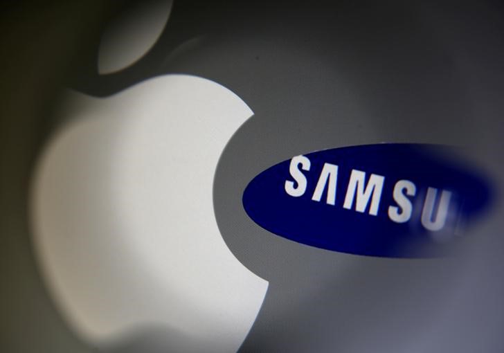 © Reuters. A Samsung logo and a logo of Apple are seen in this illustration photo