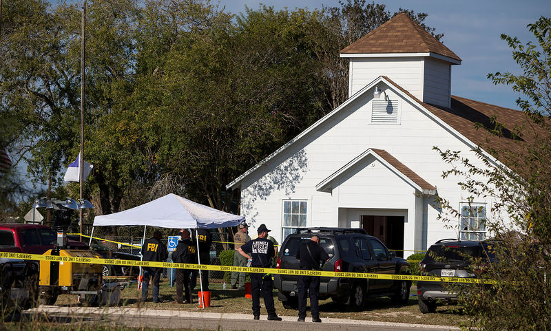 © Reuters. Autoridades investigam tiroteio em massa na Primeira Igreja Batista em Sutherland Springs, no Texas