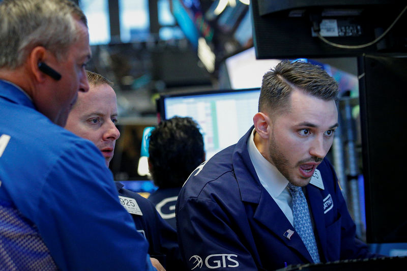 © Reuters. Traders work on the floor of the NYSE in New York